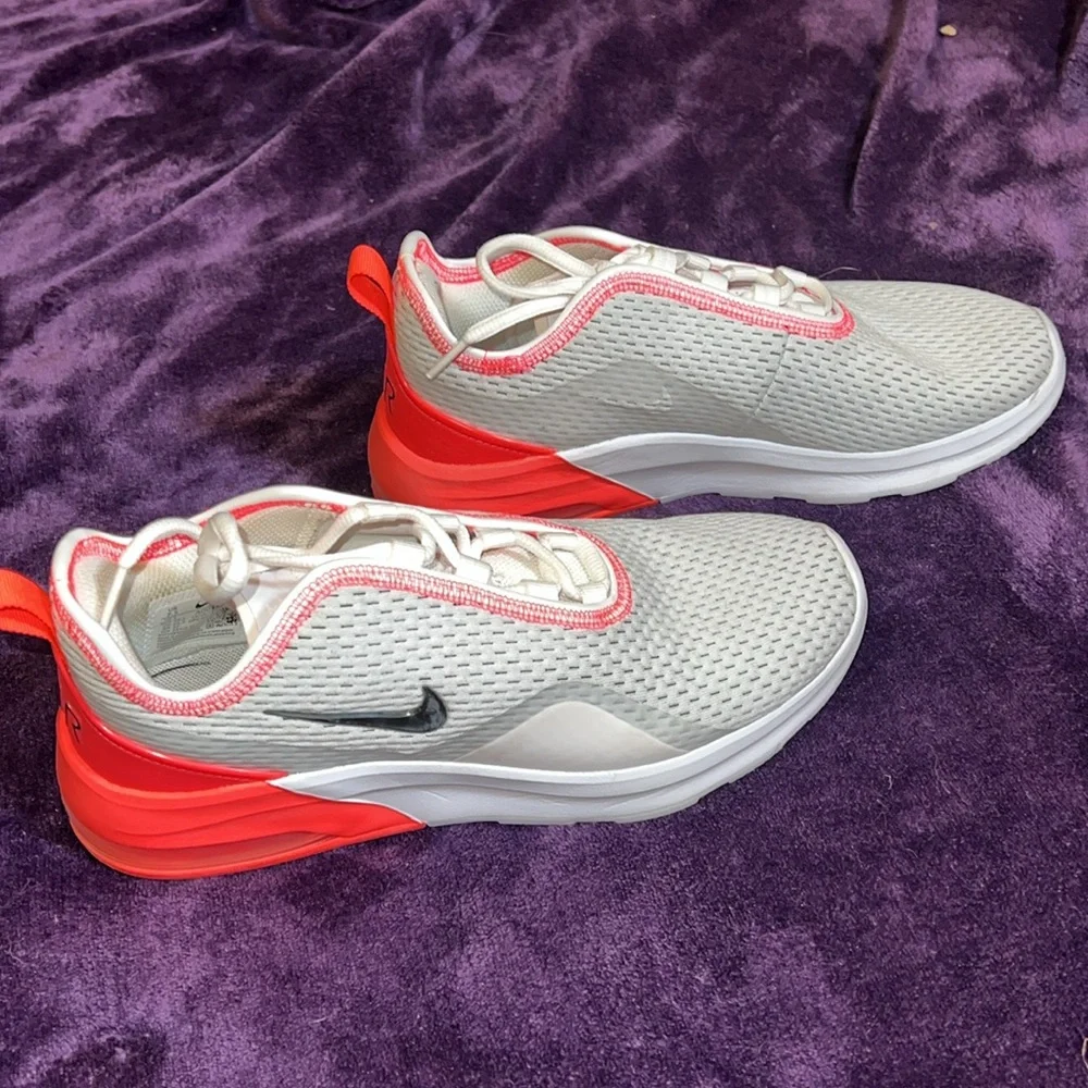 Nike Air Max Motion 2 Women’s 7.5 White Flash Crimson Sneakers AO0352-108